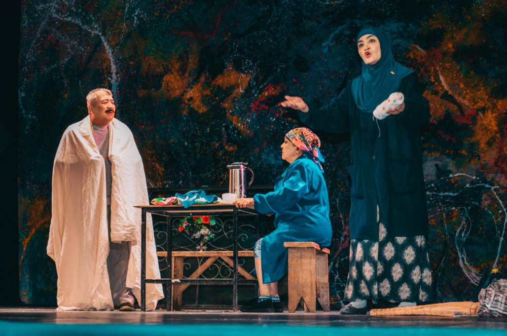 Өз аузына жұлқыған адамның суреті